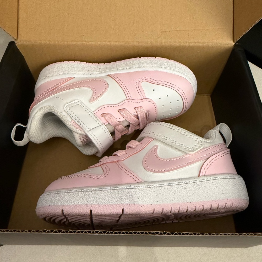 Nike Kids Sneakers in Pink and White - Picture 3 of 9